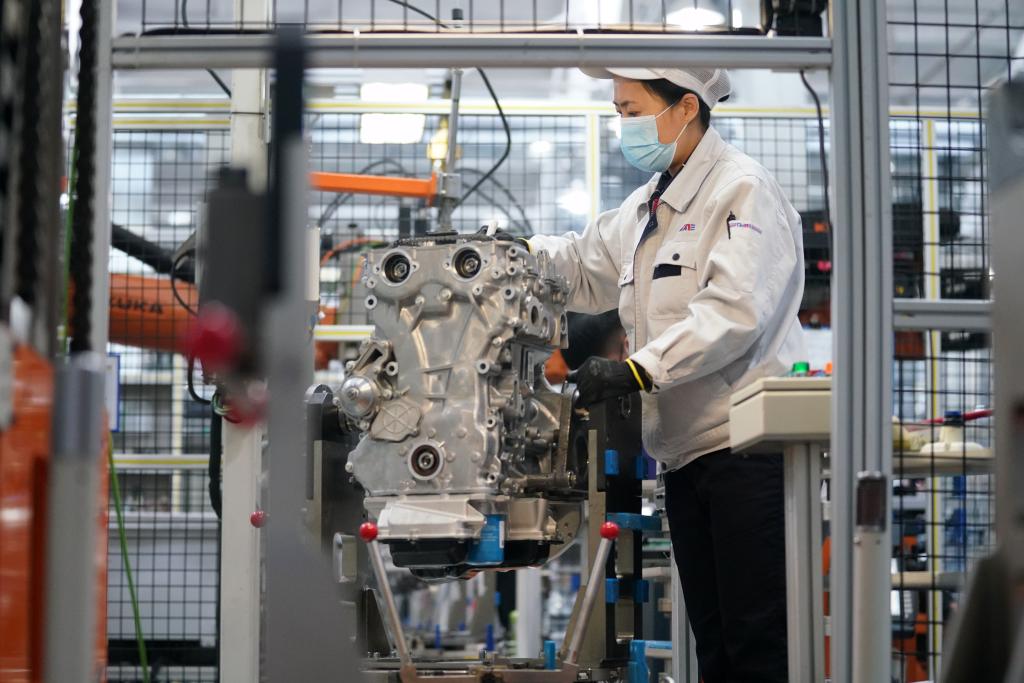 4月15日，在哈爾濱東安汽車動力股份有限公司生產(chǎn)車間內(nèi)，工人在生產(chǎn)作業(yè)。新華社記者 王建威 攝